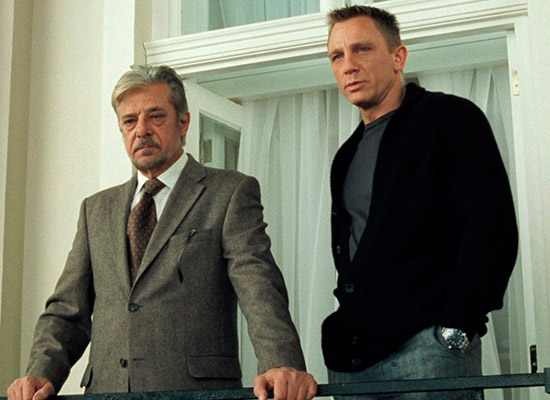 Джеймс Бонд в Casino Royale серая футболка