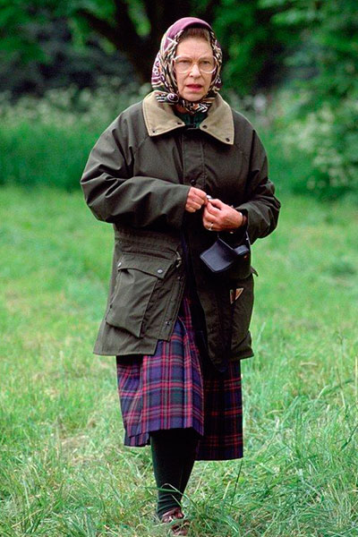 Королева Британии в куртке Barbour