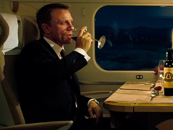 Джеймс Бонд в Casino Royale строгий костюм